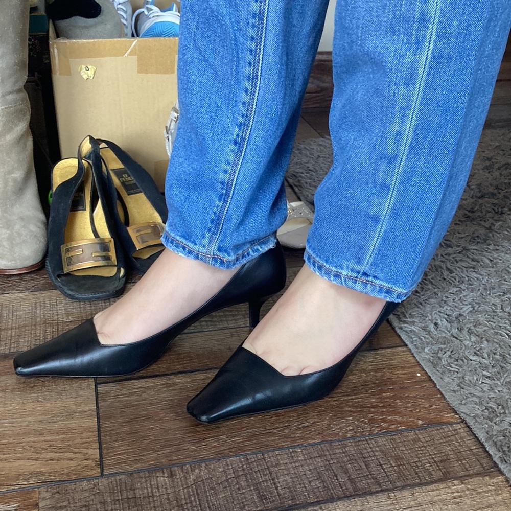 Vintage Gucci 2”Black leather heels shoes. Size: 35 1/2 pre-owned